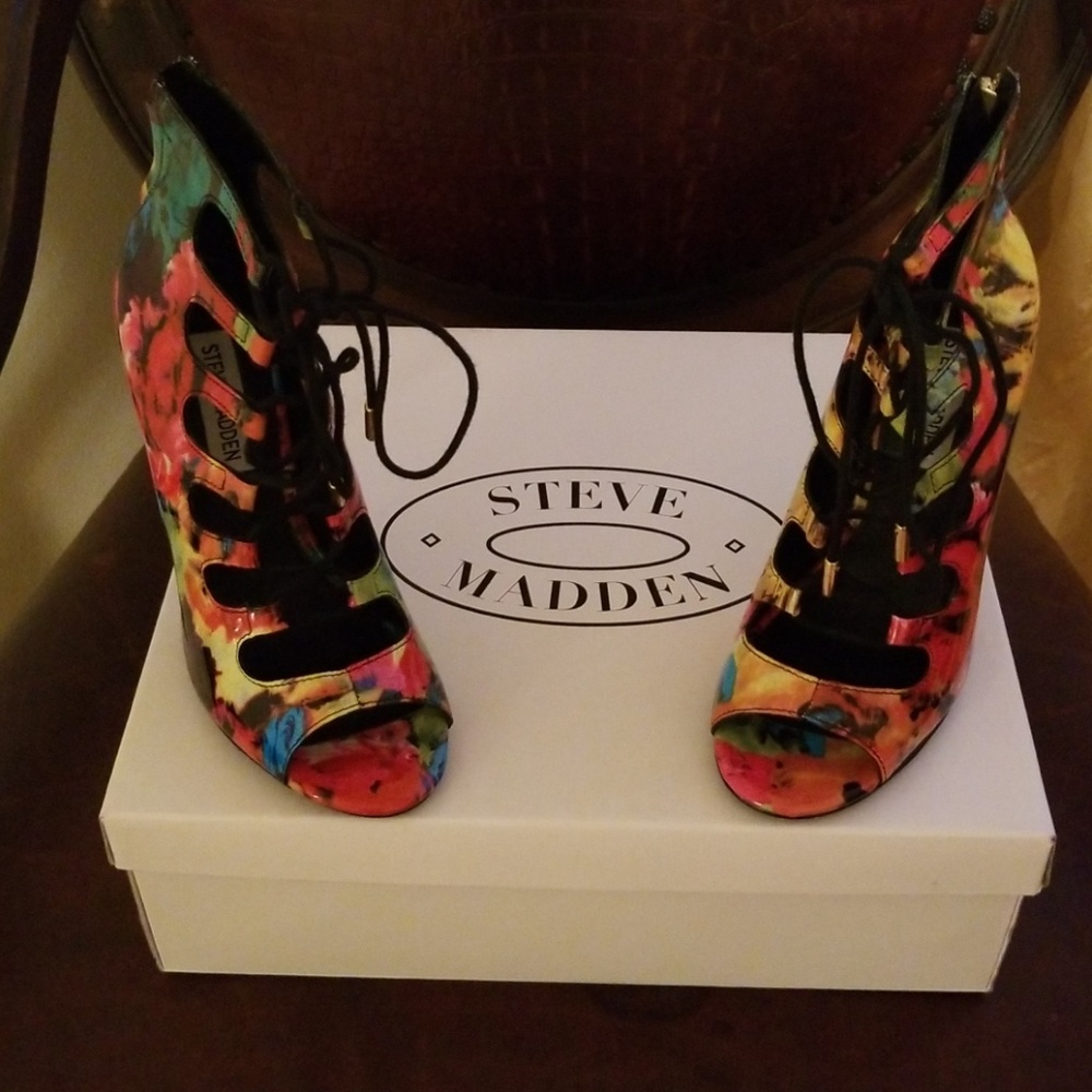 Steve Madden Peep Toe Pump